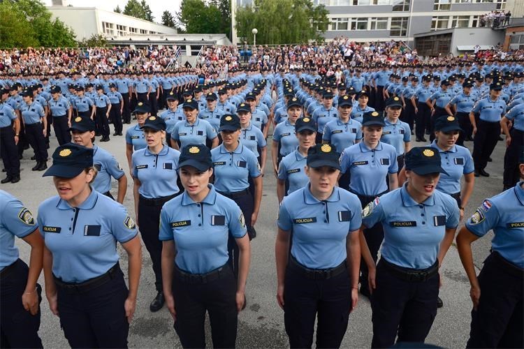 Slika /PU_VS/O nama-fotke/tečaj policajci i policajke.jpg